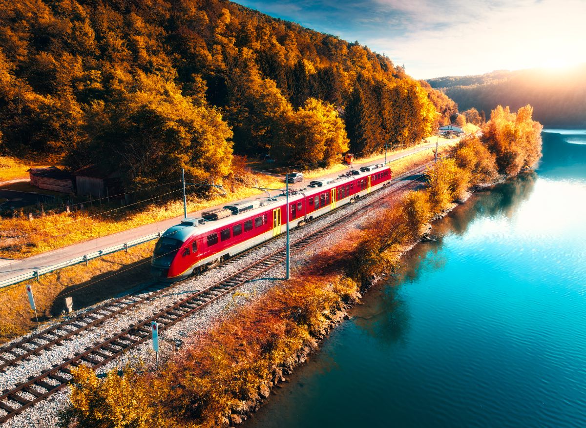 Trenul cu care te poți plimba prin 13 țări, la 1.350 $ – BREVIAR Turistic