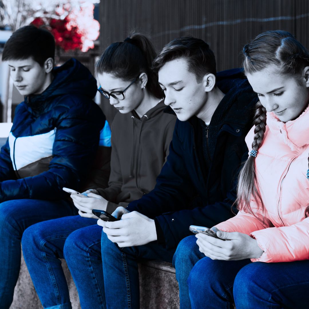 Doar 2,2% din elevii din clasele a III-a și a IV-a NU au conturi pe rețele sociale