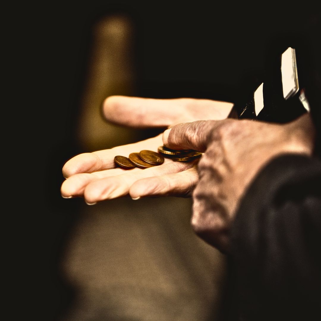 Noi cu austeritatea. Ei cu politica – BREVIAR Intern