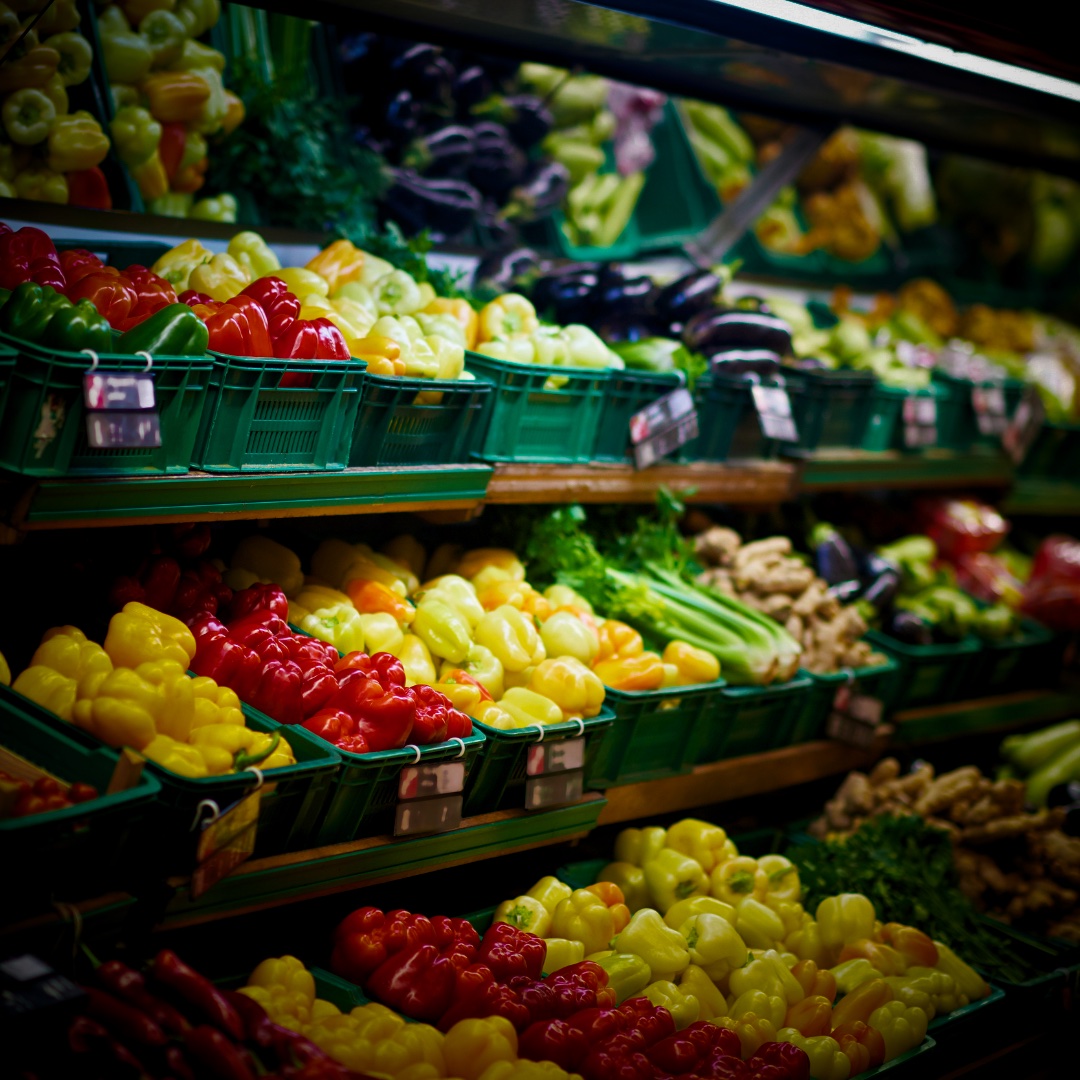 Pe cine ajută eliminarea plafonării prețurilor la alimente?