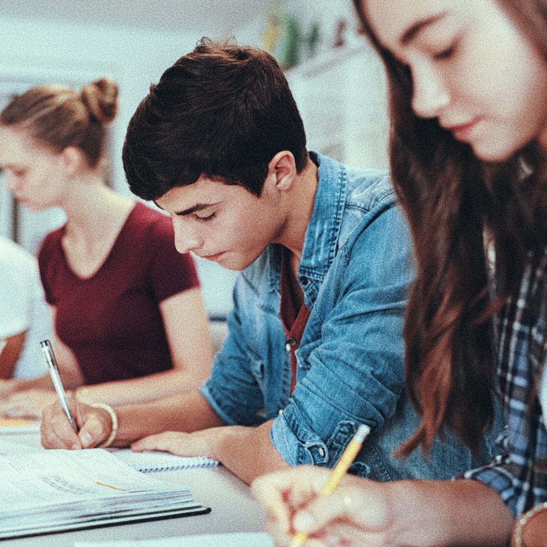 Educația, tot mai puțin căutată și tot mai scumpă