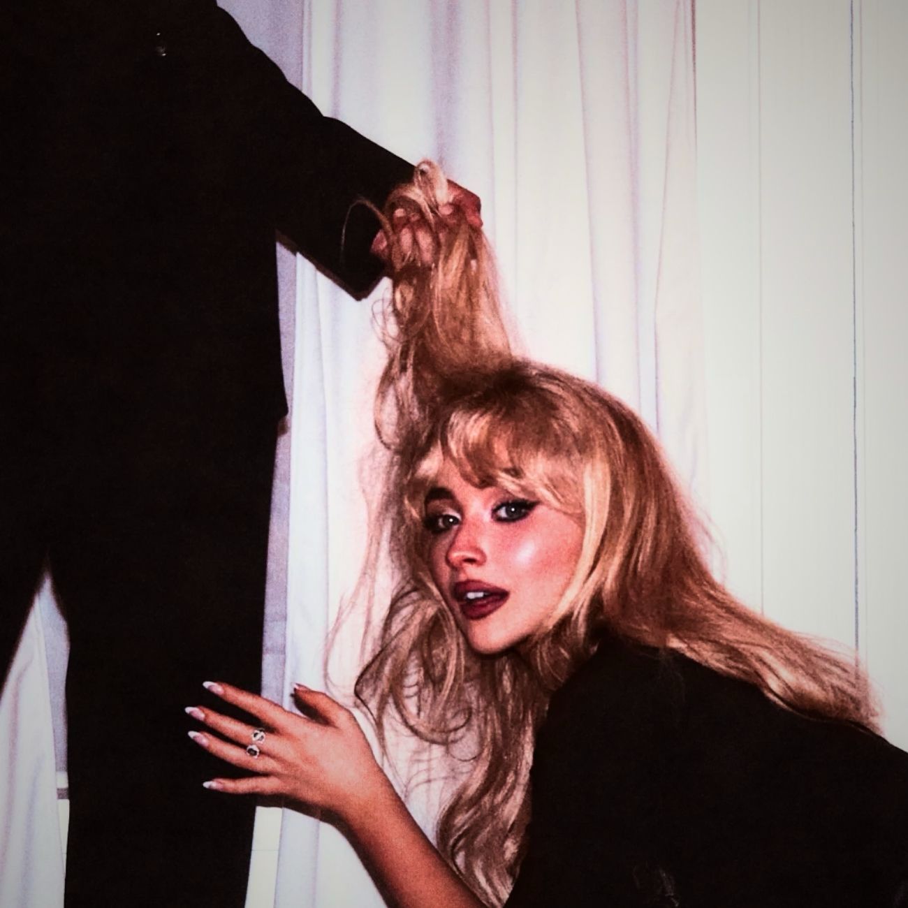 Ce se întâmplă când sexualizarea femeilor devine o afacere?