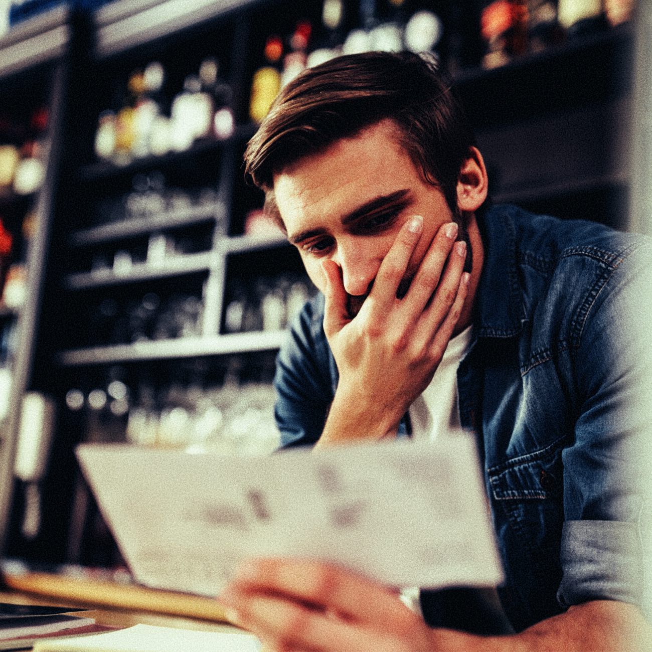 Salariul mediu scade, inflația crește